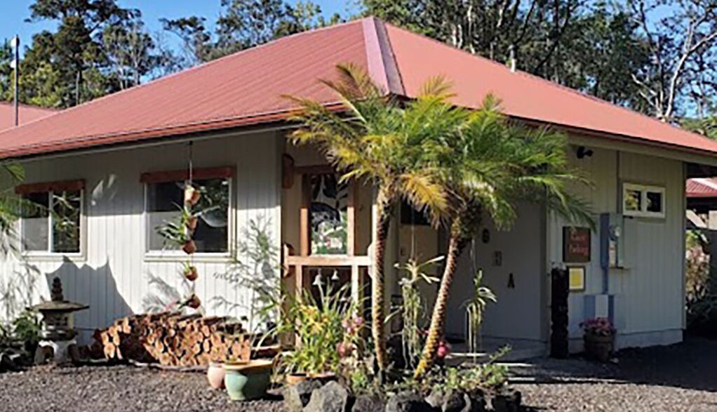 Tropical cottage with fresh rain water hot tub close to Volcanoes National Park