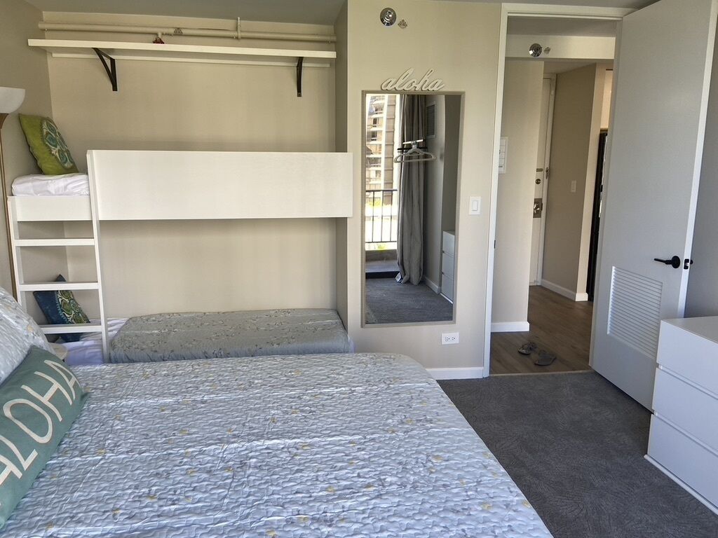Newly Renovated Waikiki Condo 2 blocks to the Beach! Free parking.