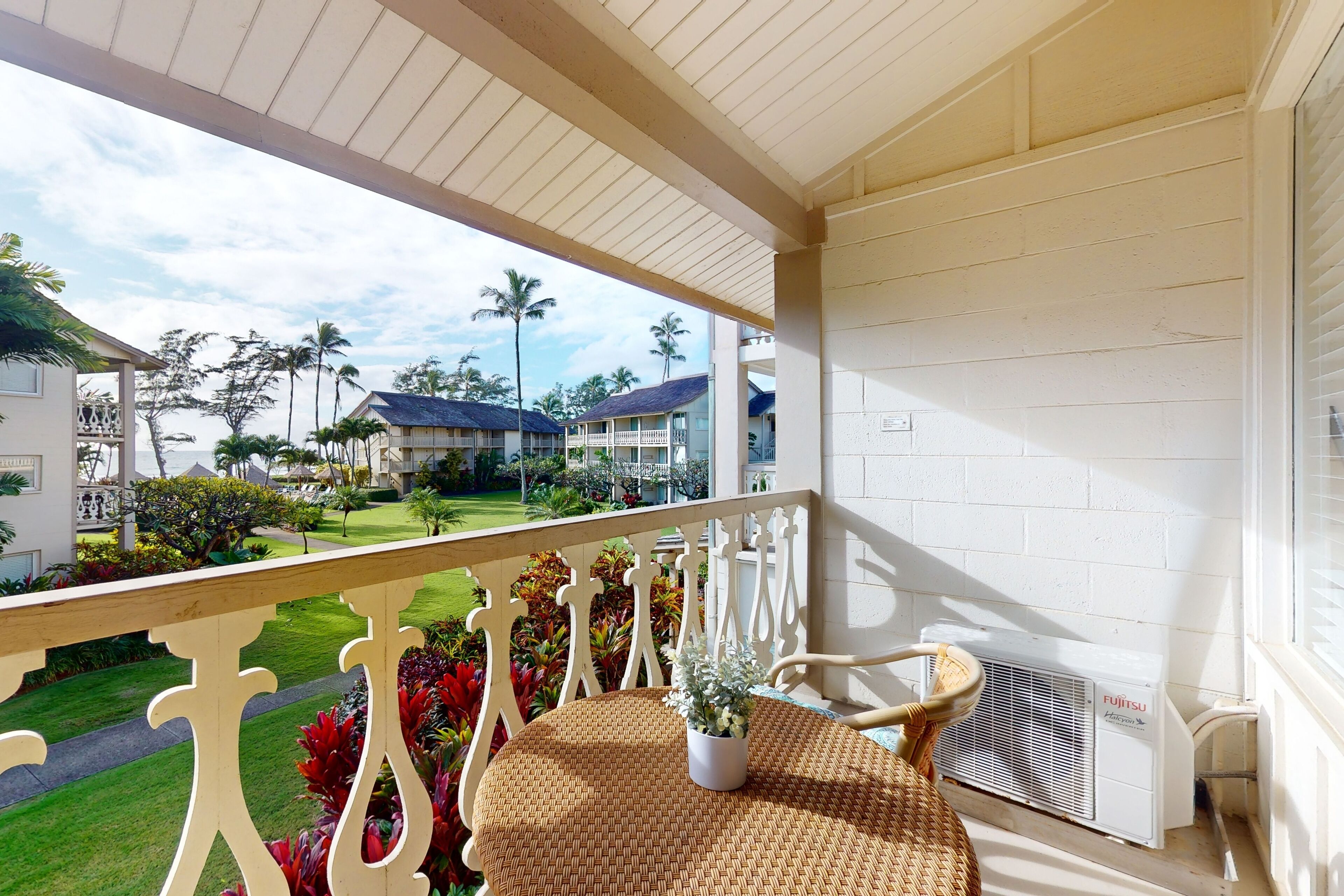 Resort studio condo with ocean-view lanai, AC, steps to beachside pool & hot tub
