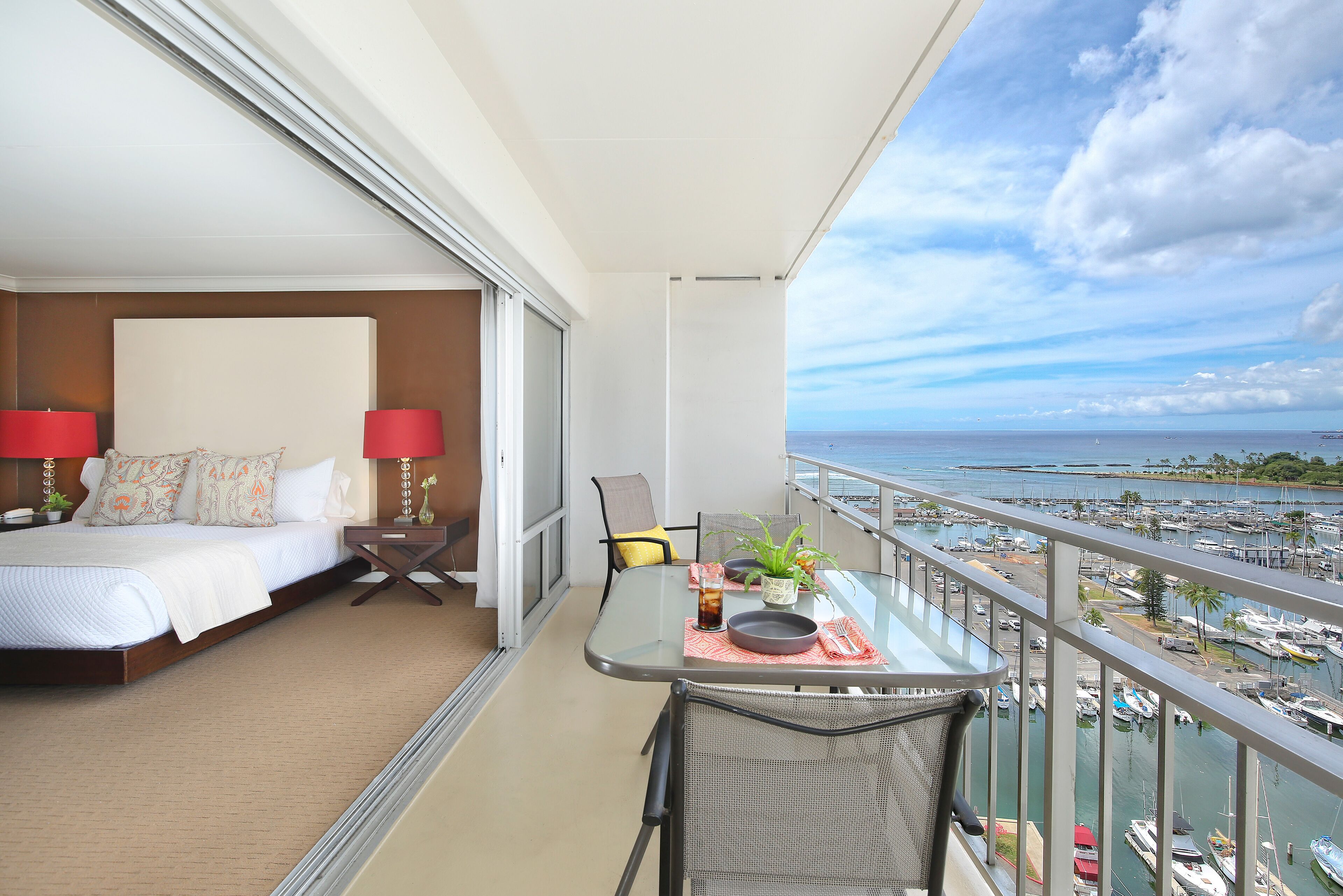 Beautiful Waikiki Ocean/Sunset View! Pool, Kitchen