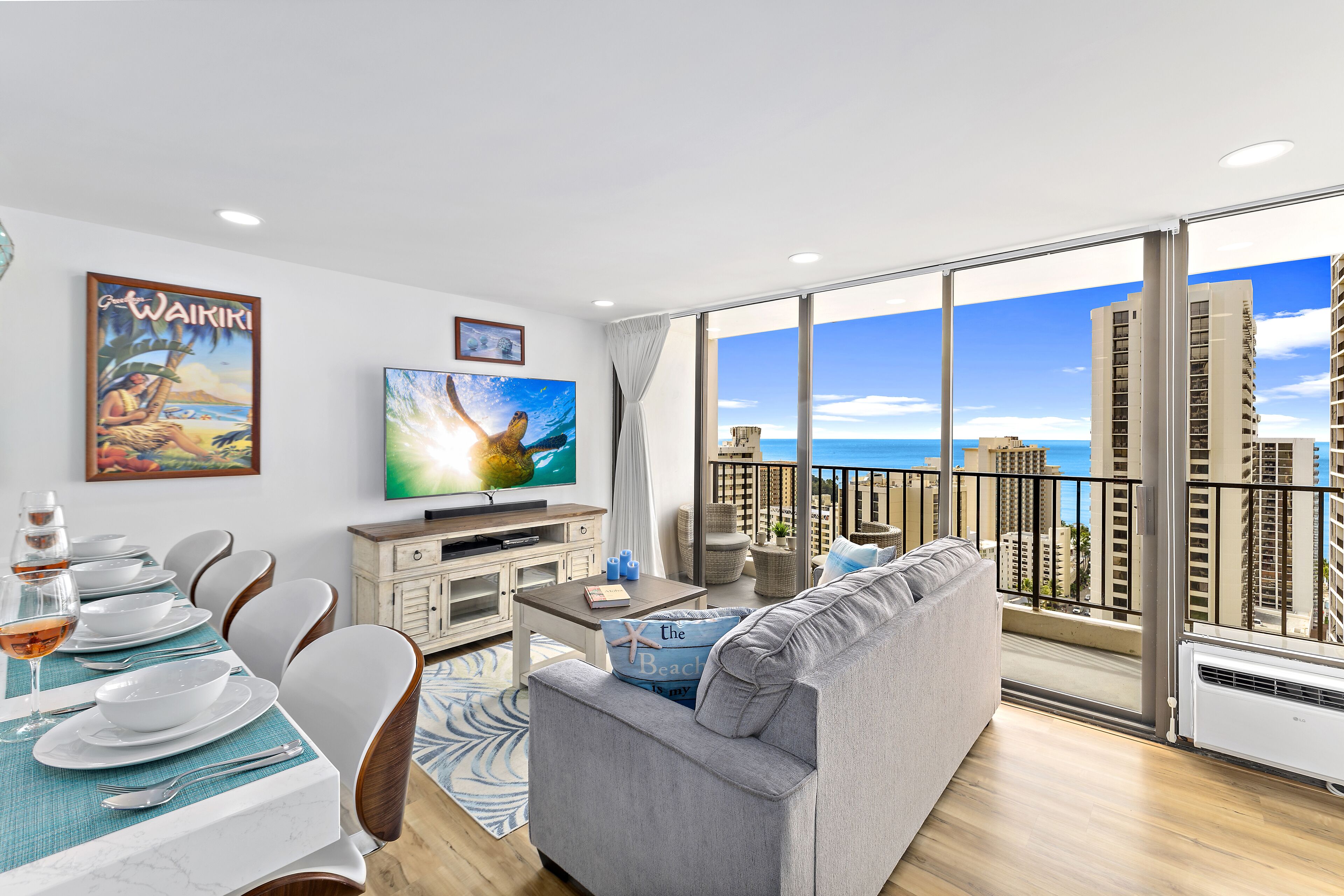 Luxury Suite w/ Ocean View in Waikiki + Free Parking!