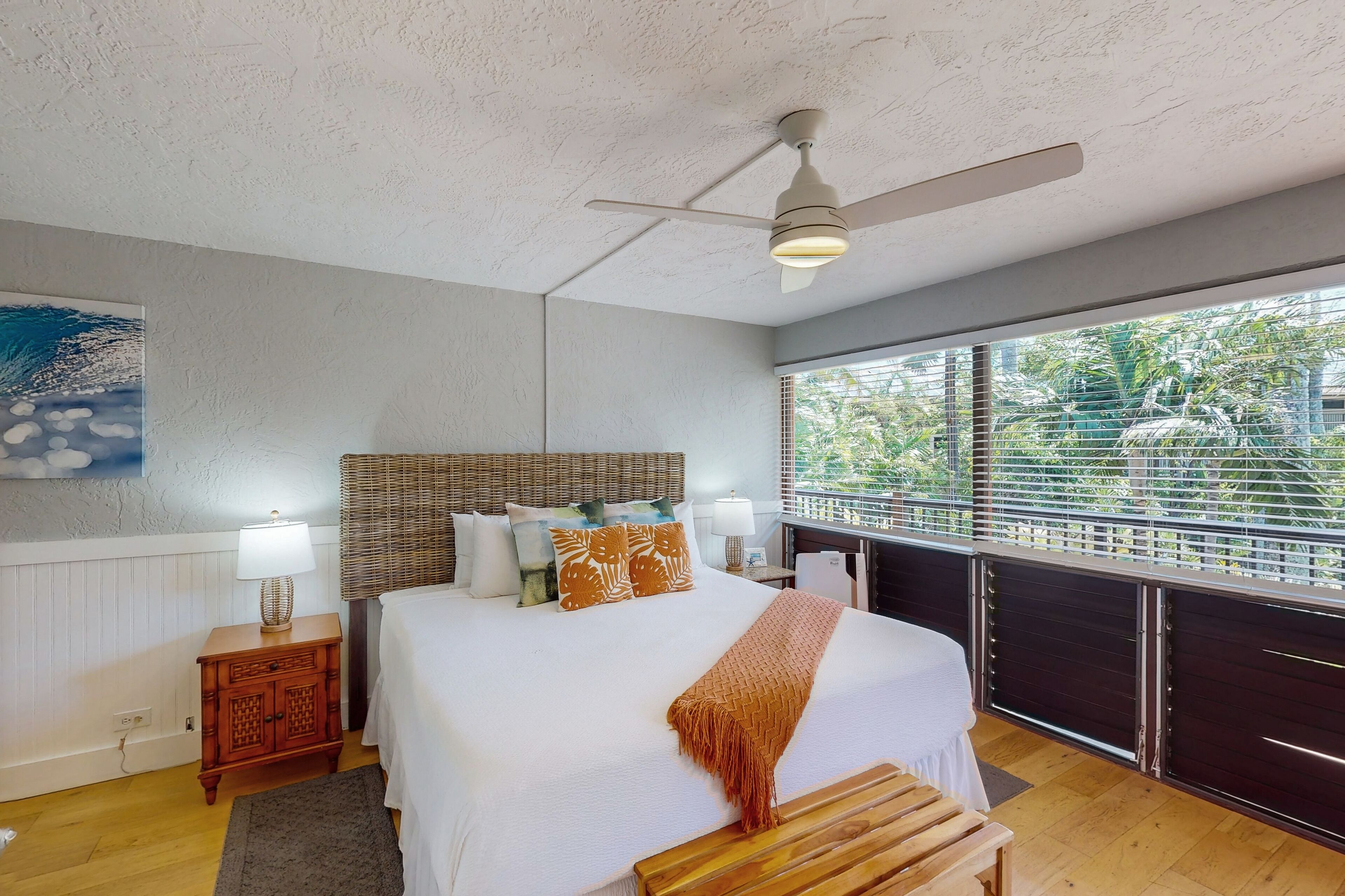 Fully remodeled tropical studio with outdoor pool - walk to beach