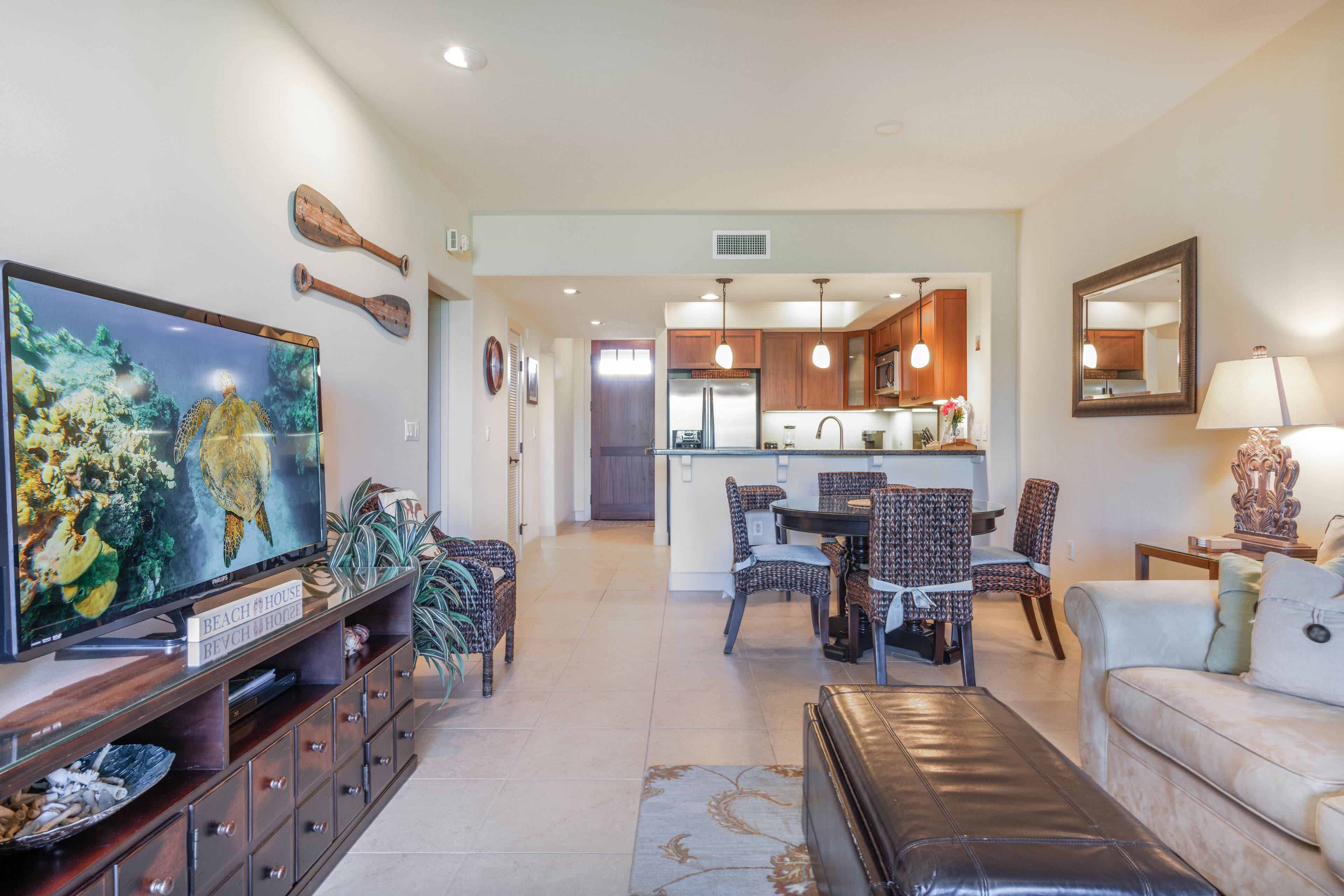 Ground-floor condo on golf course with pool, hot tub, gym, & on-site dining