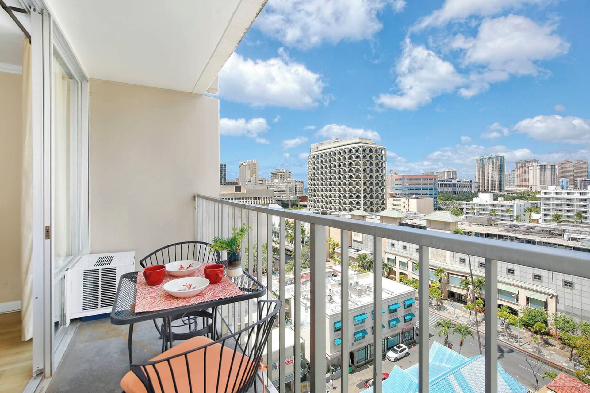 Modern Studio in the Center of Waikiki!