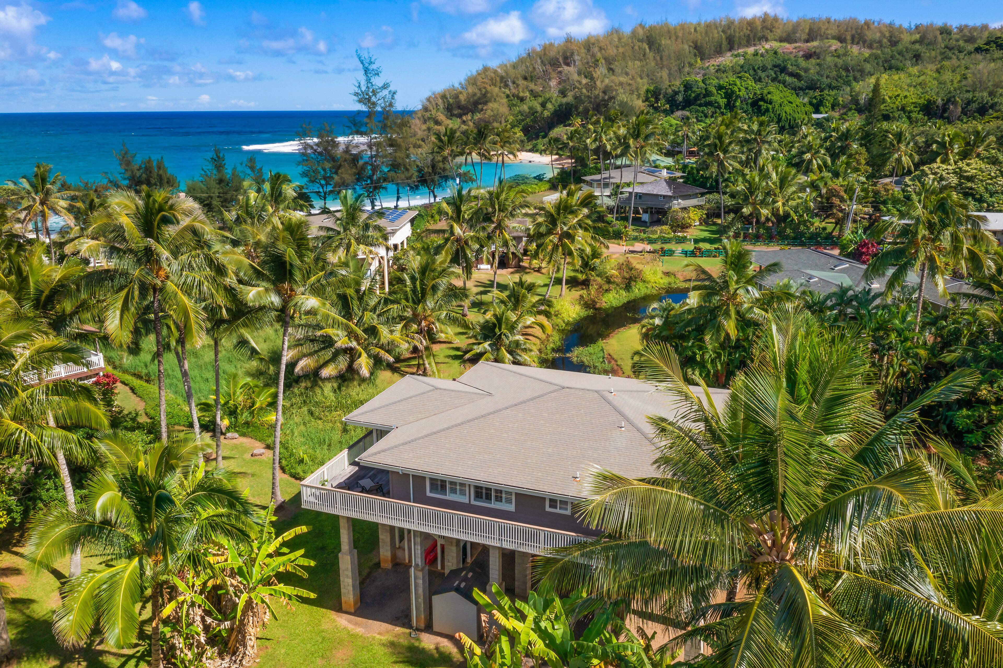 STEPS FROM STUNNING MOLOAA BAY