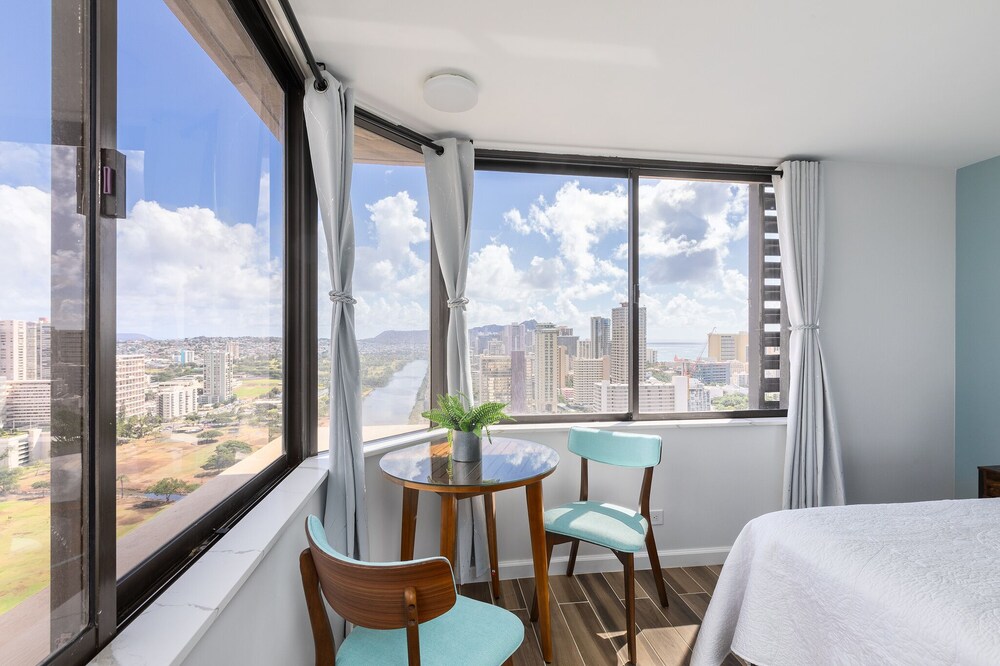 Remodeled Awesome View Waikiki Studio with Full Kitchen