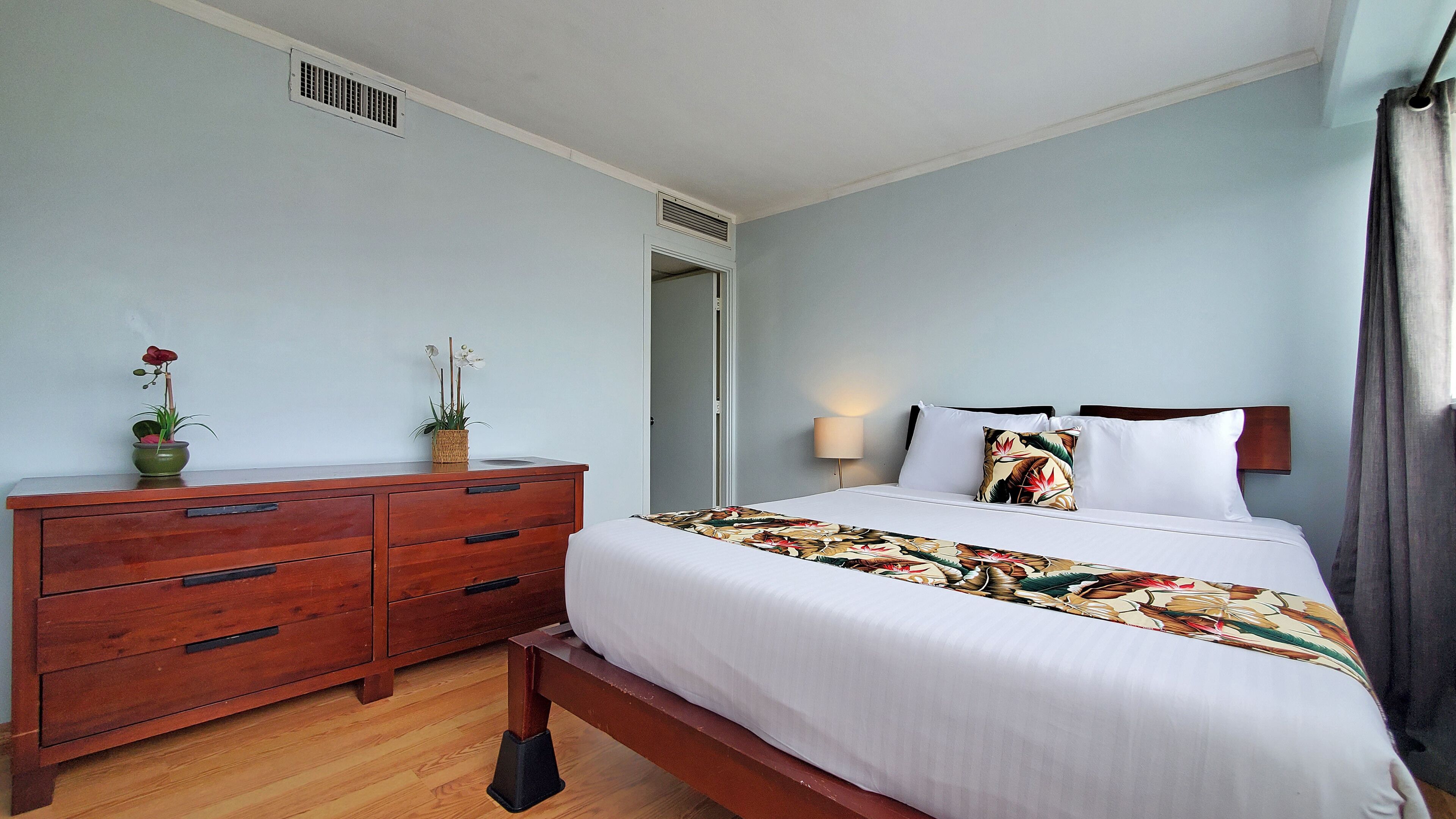 Waikiki 1 Bedroom w/Pool A/C & Free Parking