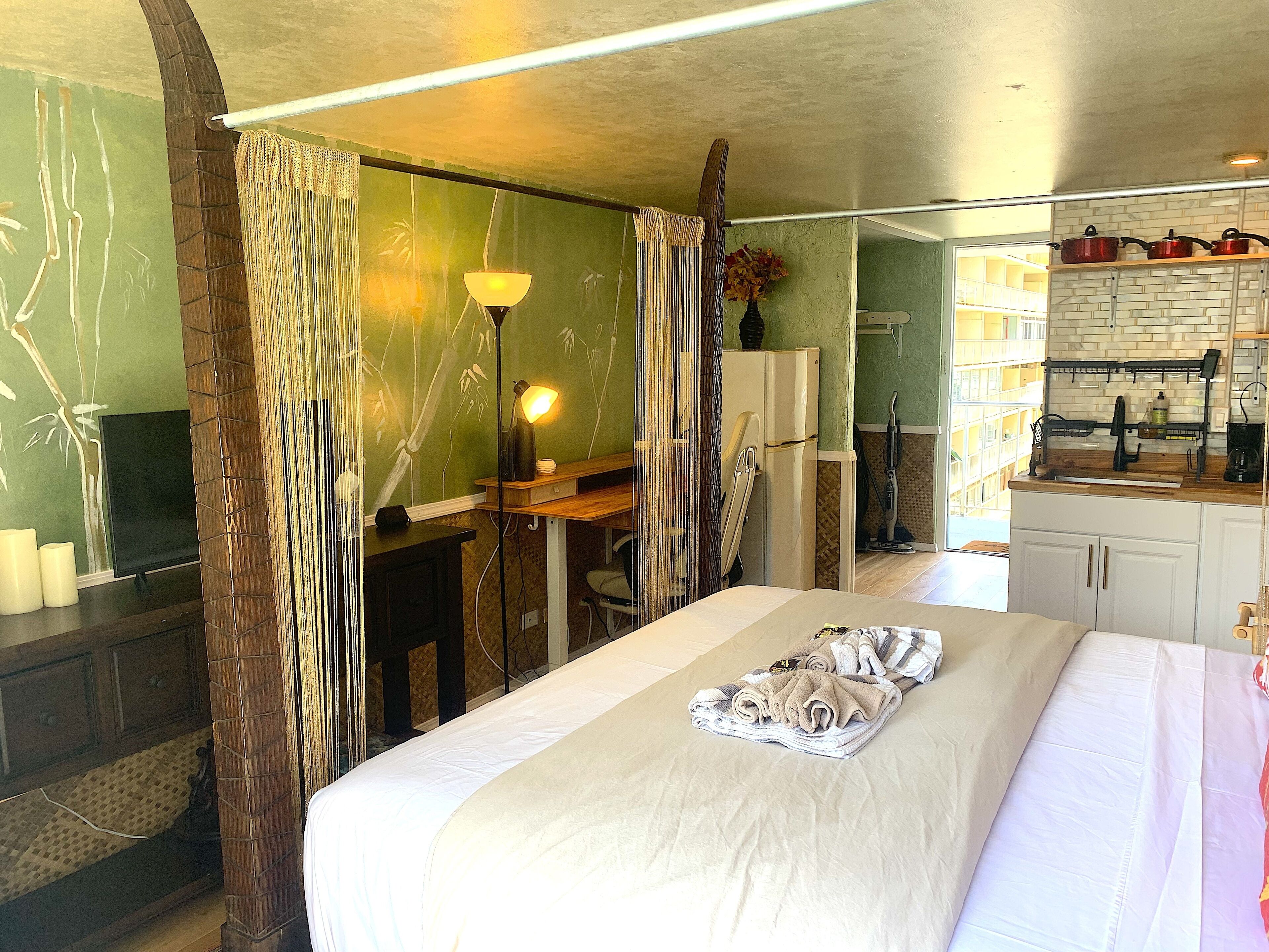 Waikiki Living, 4 blocks from surf, mountain views, king size bed and office!