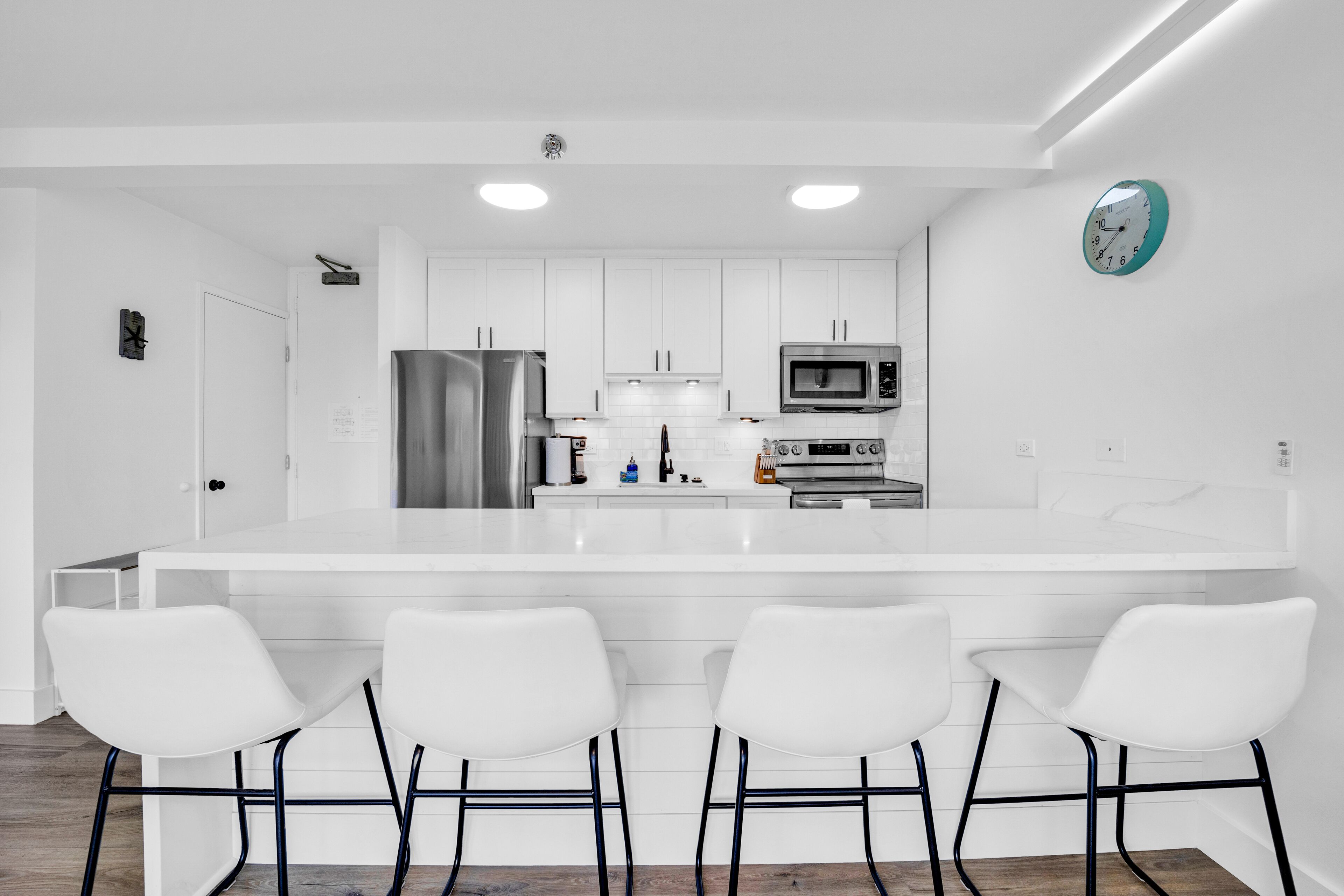 Newly renovated, Free Parking, One block to Waikiki Beach