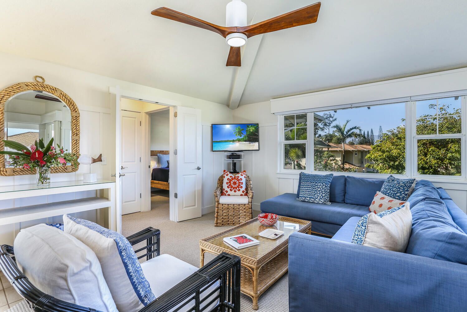 Beautiful! Light & Airy Top Floor Condo! 3 Bed, 3 Bath + Lanai. Pool and Jacuzzi