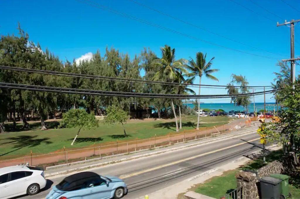 Cool retreat at the entrance to Lanikai. Very Close to Beach. 3 Primary Bedrooms