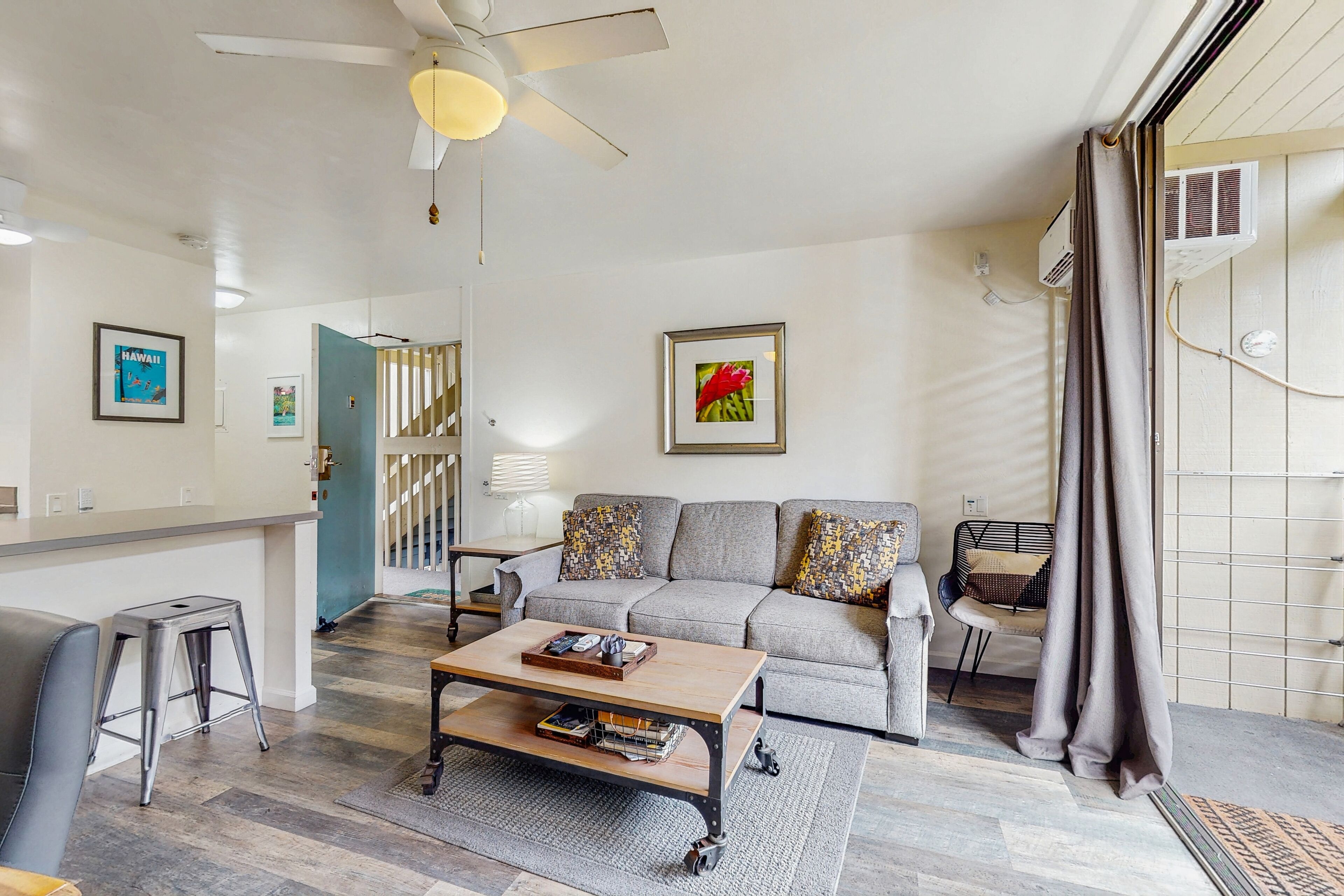 Updated condo with on-site pool, hot tub, BBQs, & private lanai