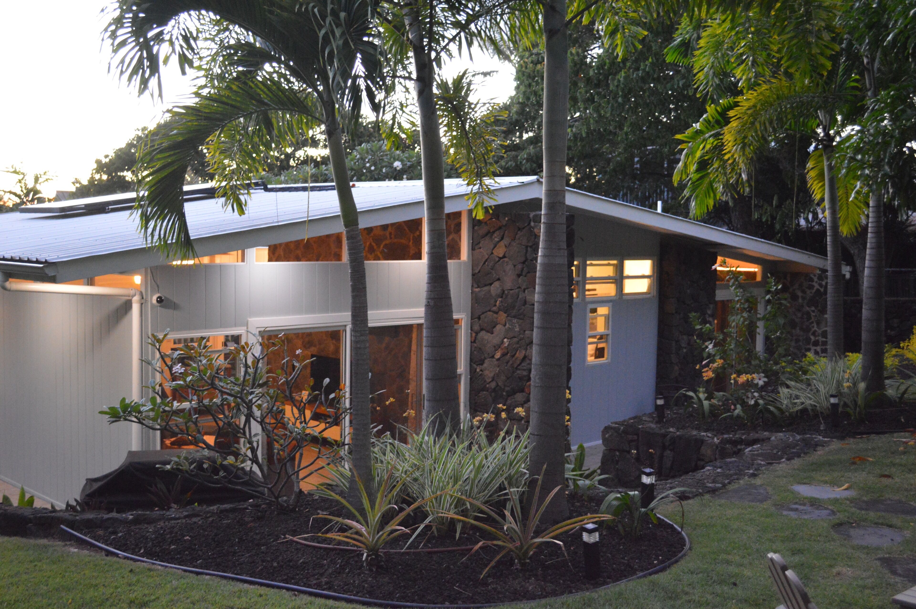 Experience Paradise At Our Modern Hawaiian Cottage With Ocean Across The Street