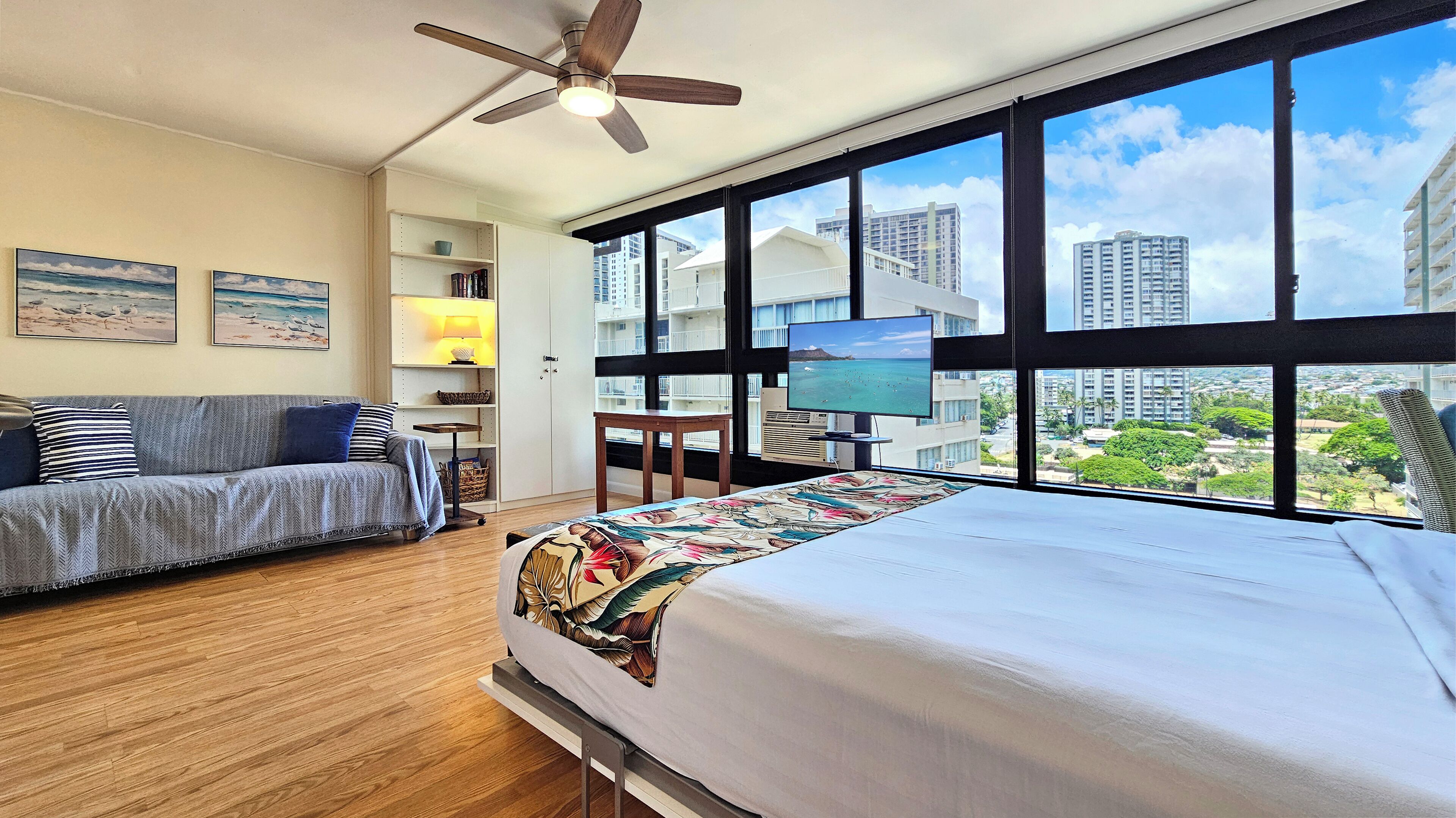 9th floor Studio, Sleeps 2, Just 2 mins Walk to Waikiki Beach