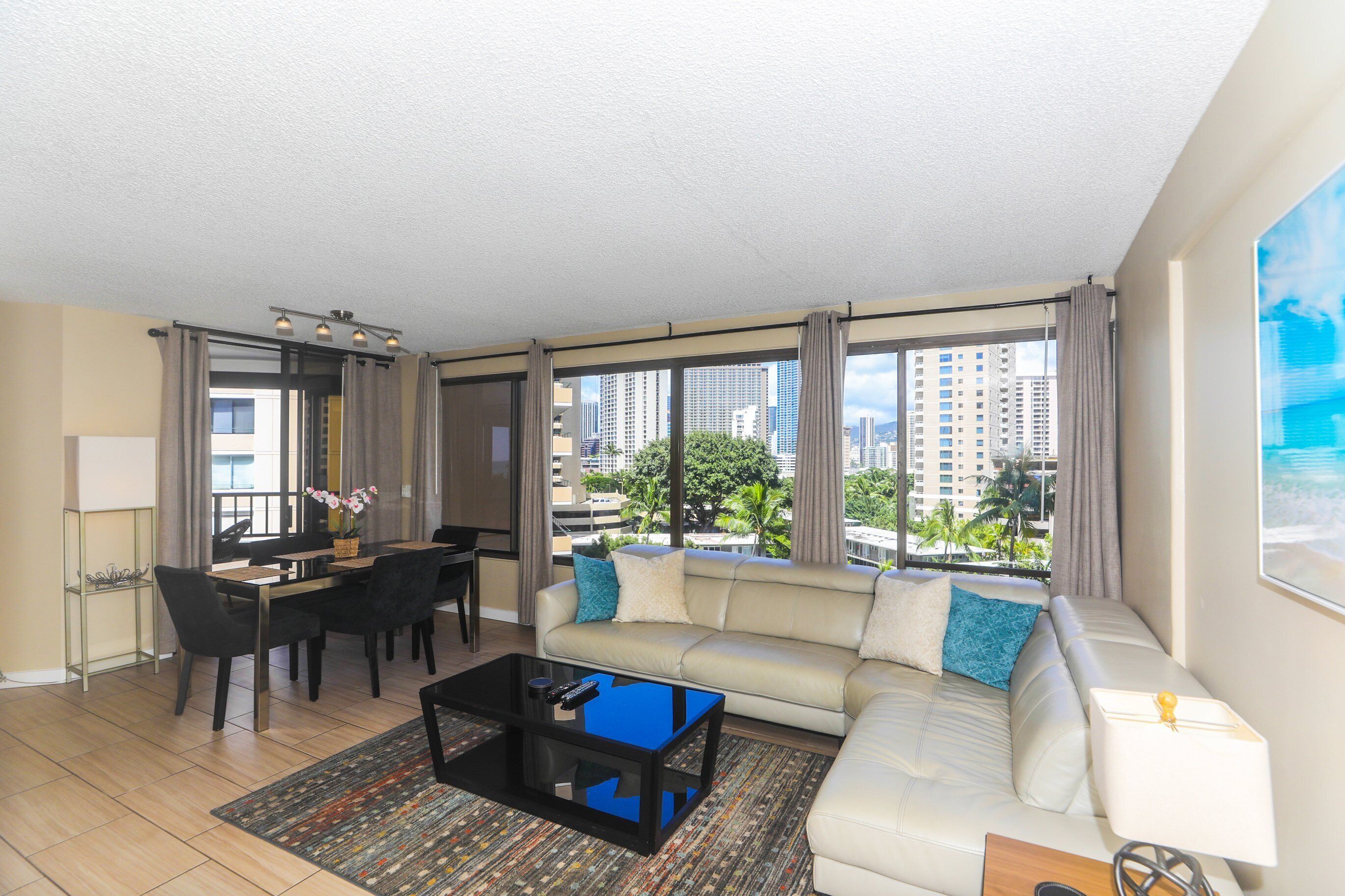 Discovery Bay Waikiki, 2BR 2BA, close to beach, free parking, washer/dryer, cable & streaming TV!