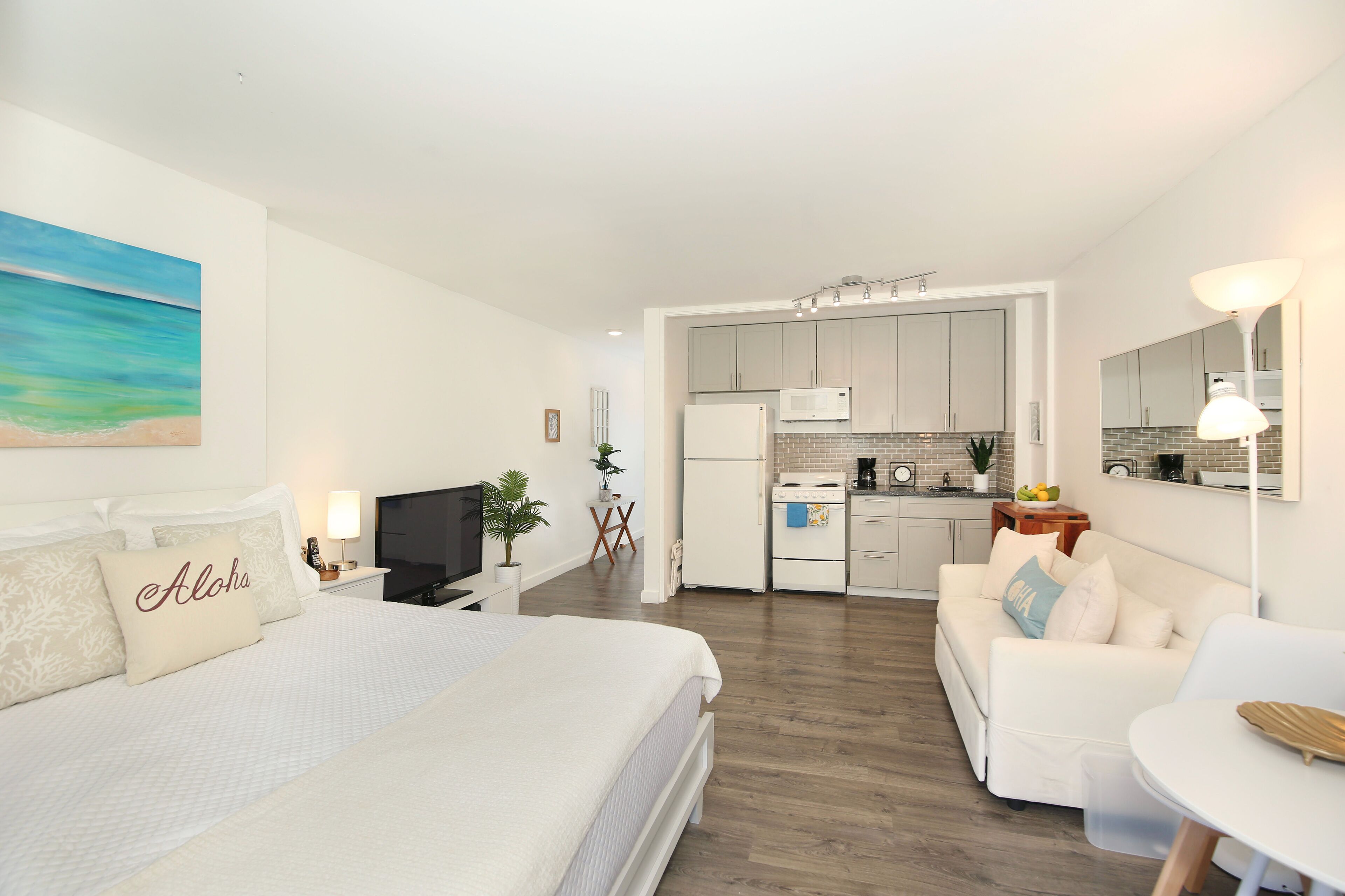 Renovated Waikiki Studio! City View, Full Kitchen, Free Wi-Fi & Parking, Pool