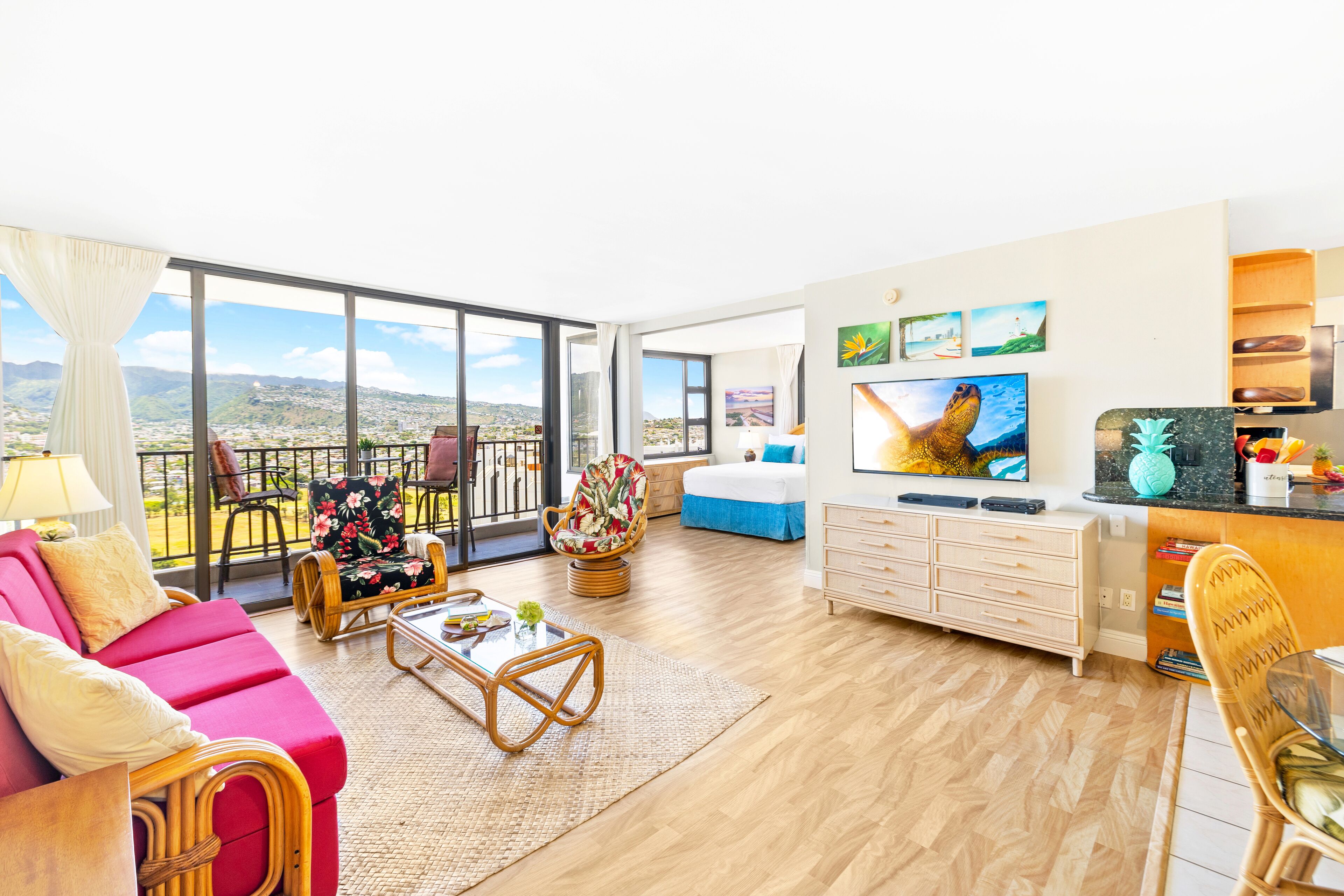 Beautiful Mountain Views & Steps to Waikiki Beach