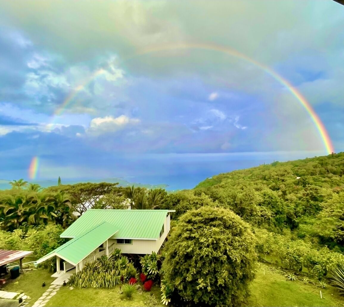 Romantic cottage with stunning ocean and mountain views in Captain Cook, HI