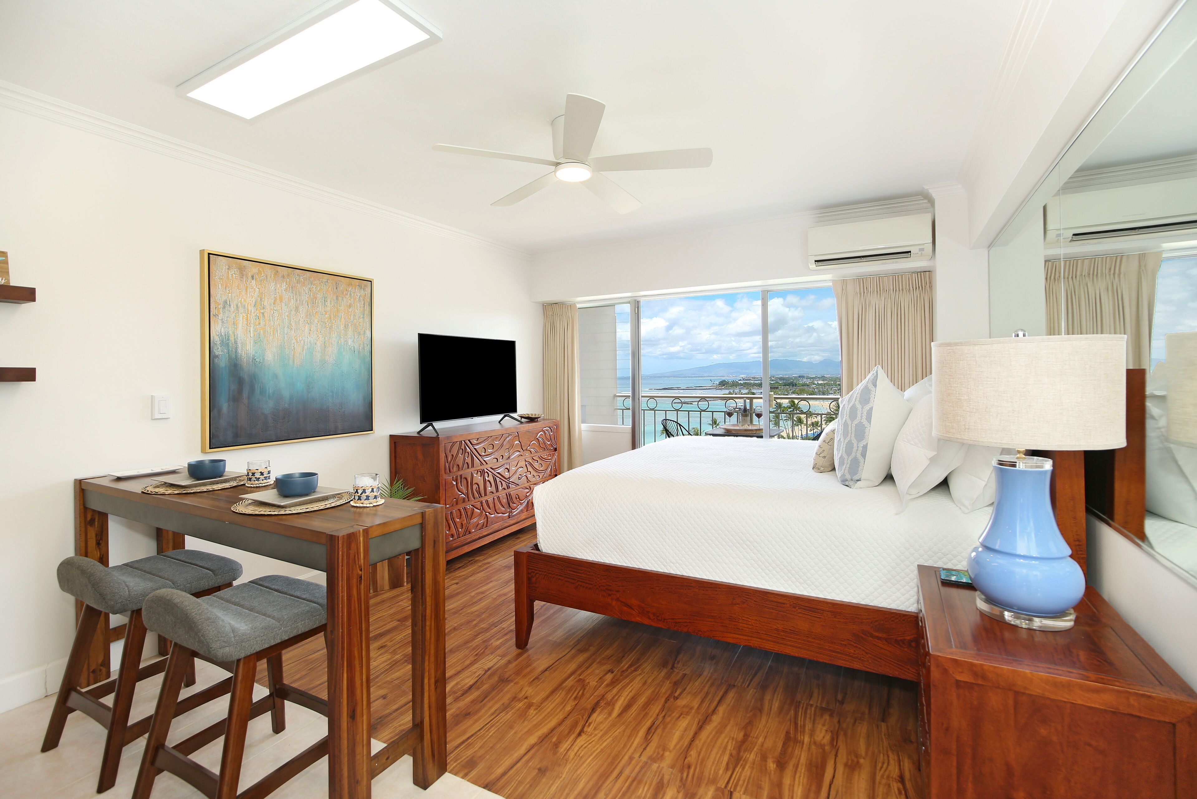 Gorgeous Ocean Views, Full Kitchen, Steps to Beach!