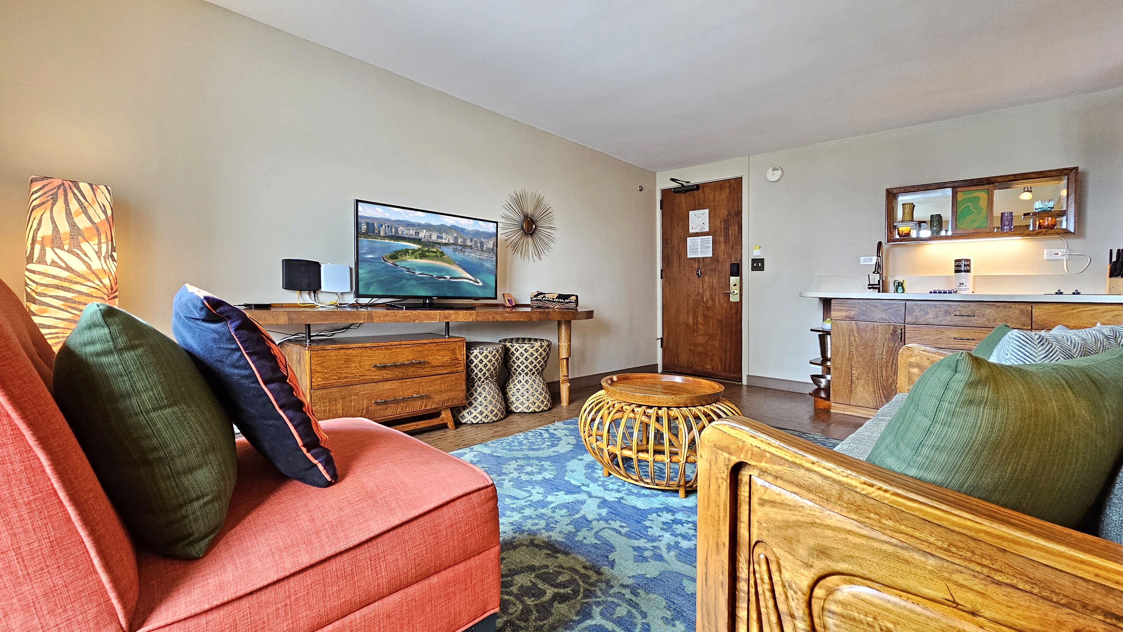 Waikiki 1 Bedroom Condo w/ Pool - Sleeps 4