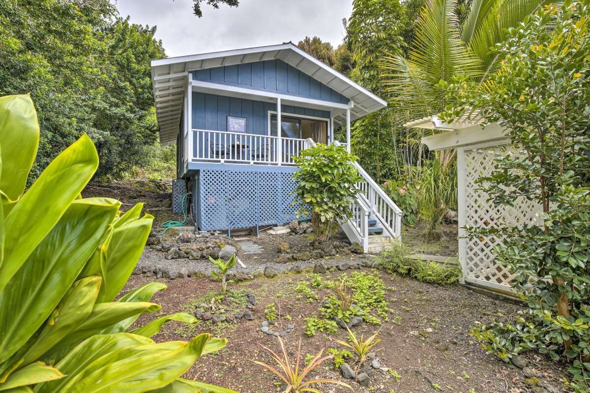 Pineapple Cottage surrounded by coffee plantations