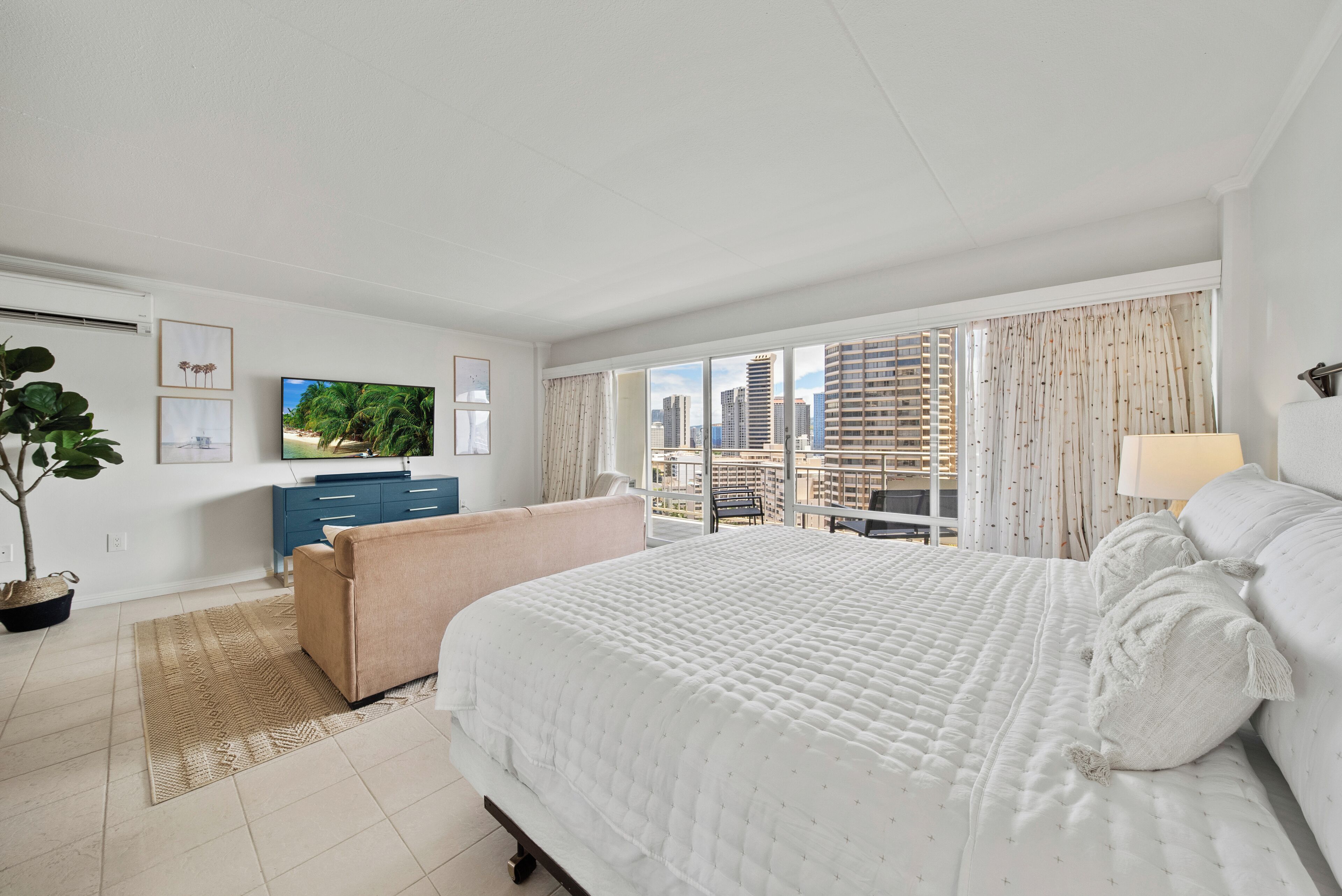 Delighted City View 1 BDRM Condo, Cal King Bed w/Kitchenette and Free WIFI!