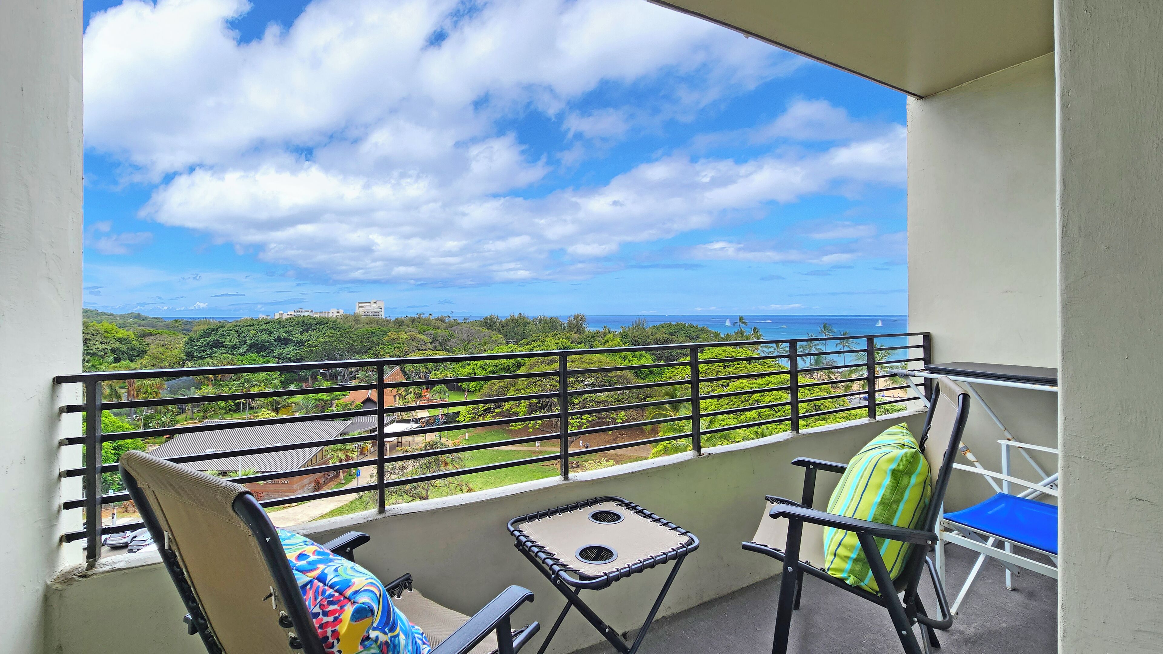 Unique 8th Floor King bedroom condo Full kitchen Sleeps 3