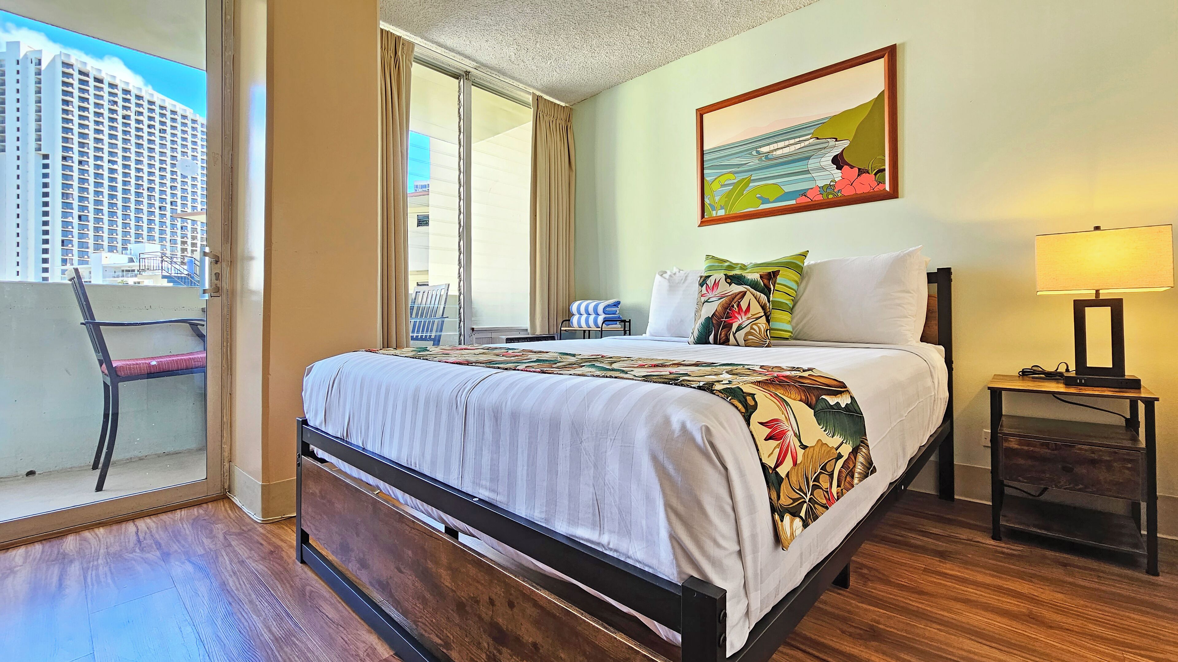 Quiet Queen bed Studio steps from Waikiki Beach