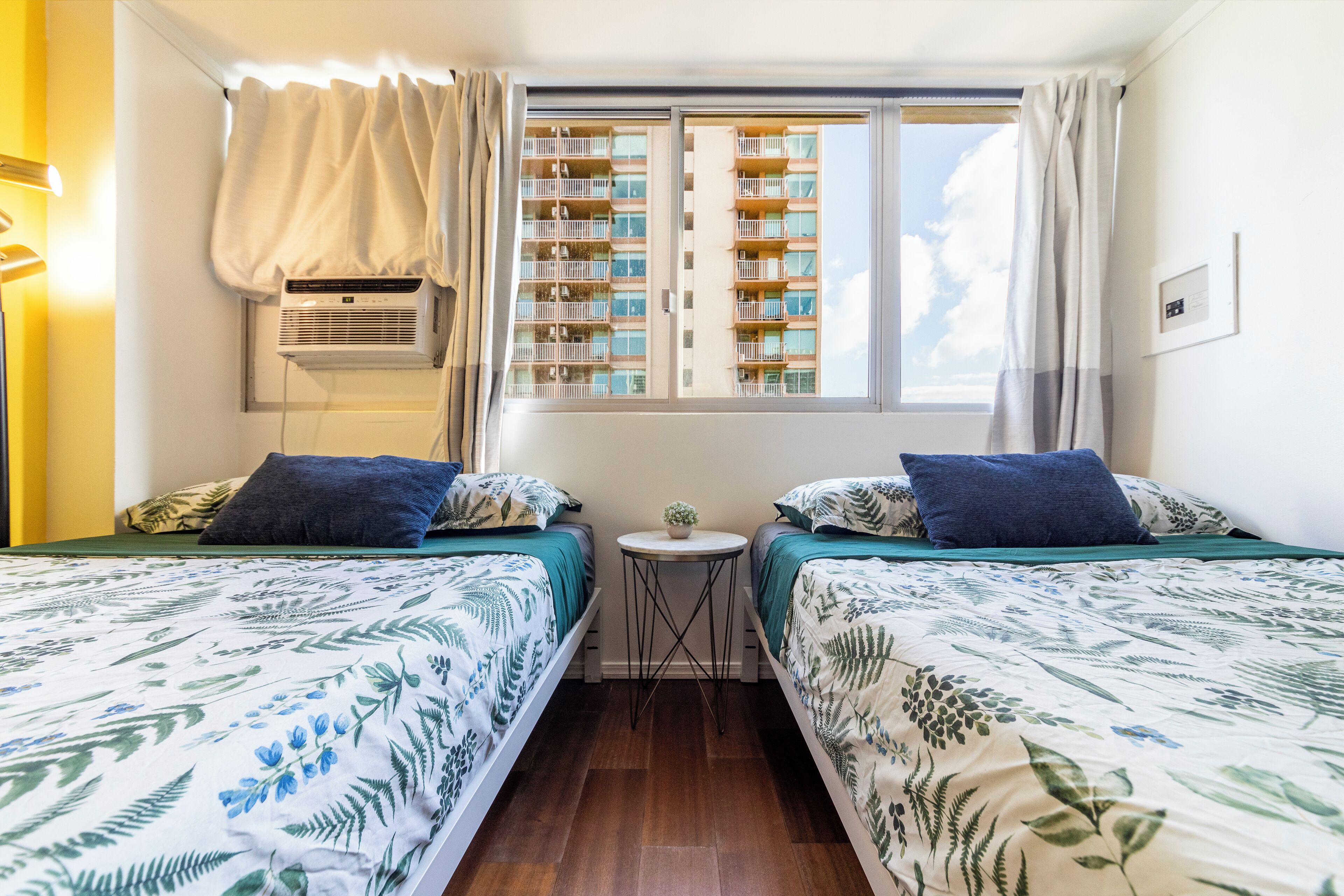 1 Block from Waikiki Beach : Peek A Boo Ocean view