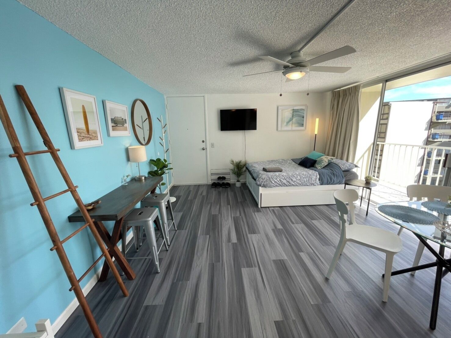 Partial Ocean View! 1 Block from Waikiki Beach