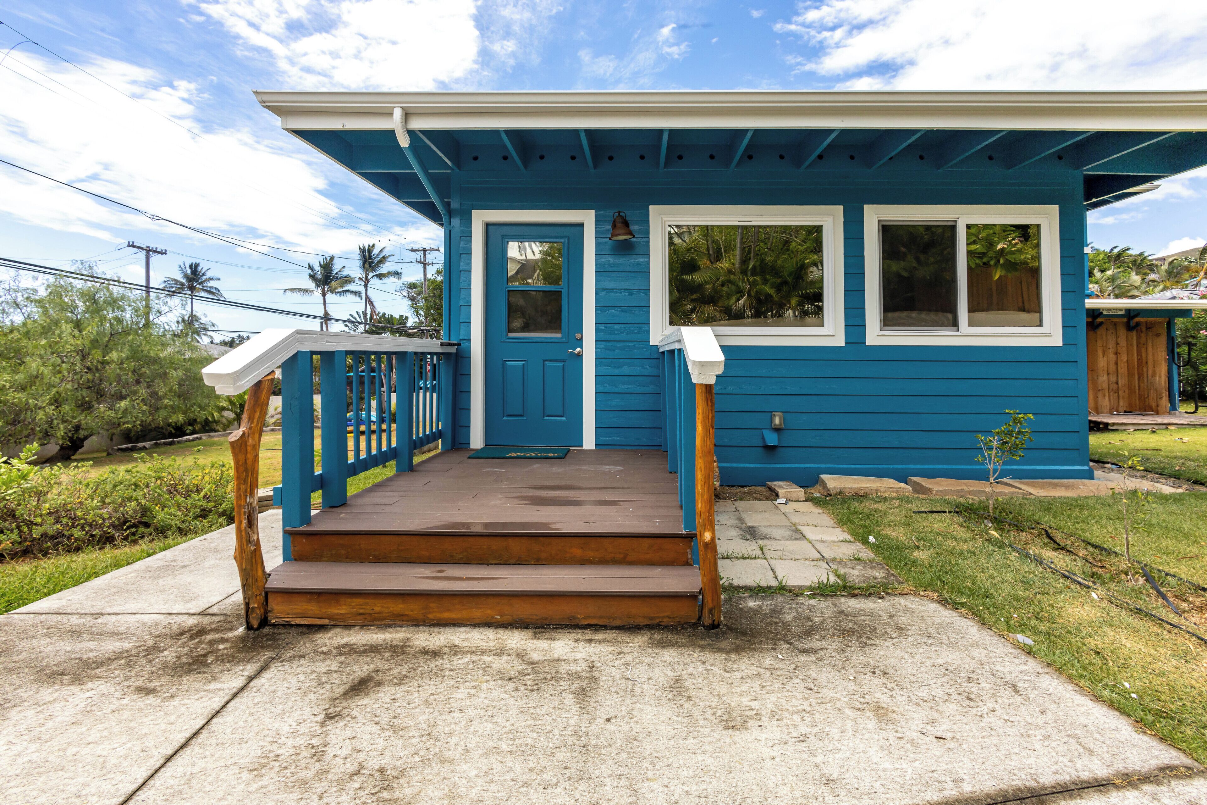 Cozy Lanikai Cottage Walking Distance to the Beach-Near Shops & Restaurants